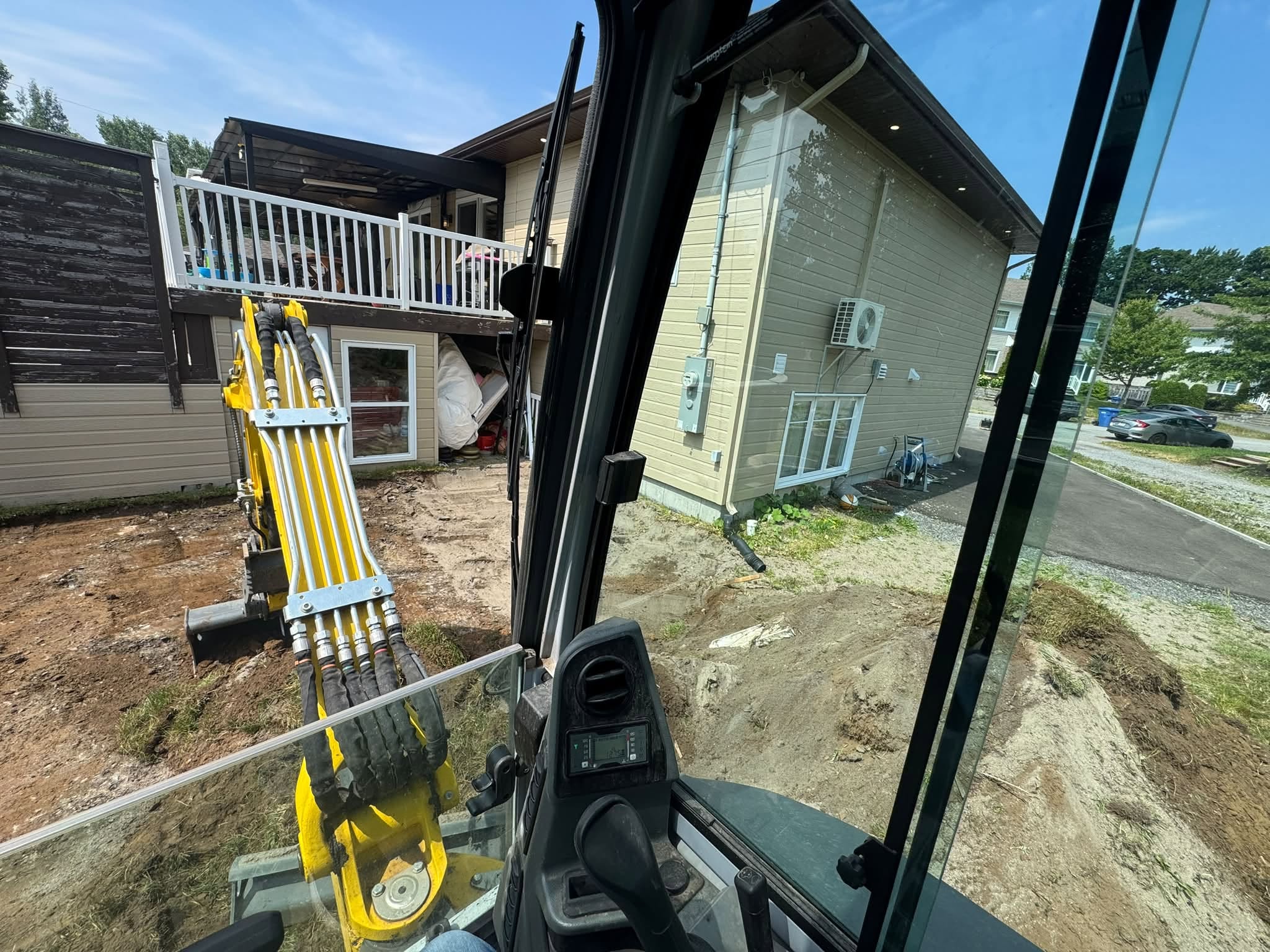 Terrassement à Val-Bélair — nivellement et préparation de terrain vus depuis la cabine de la pelle