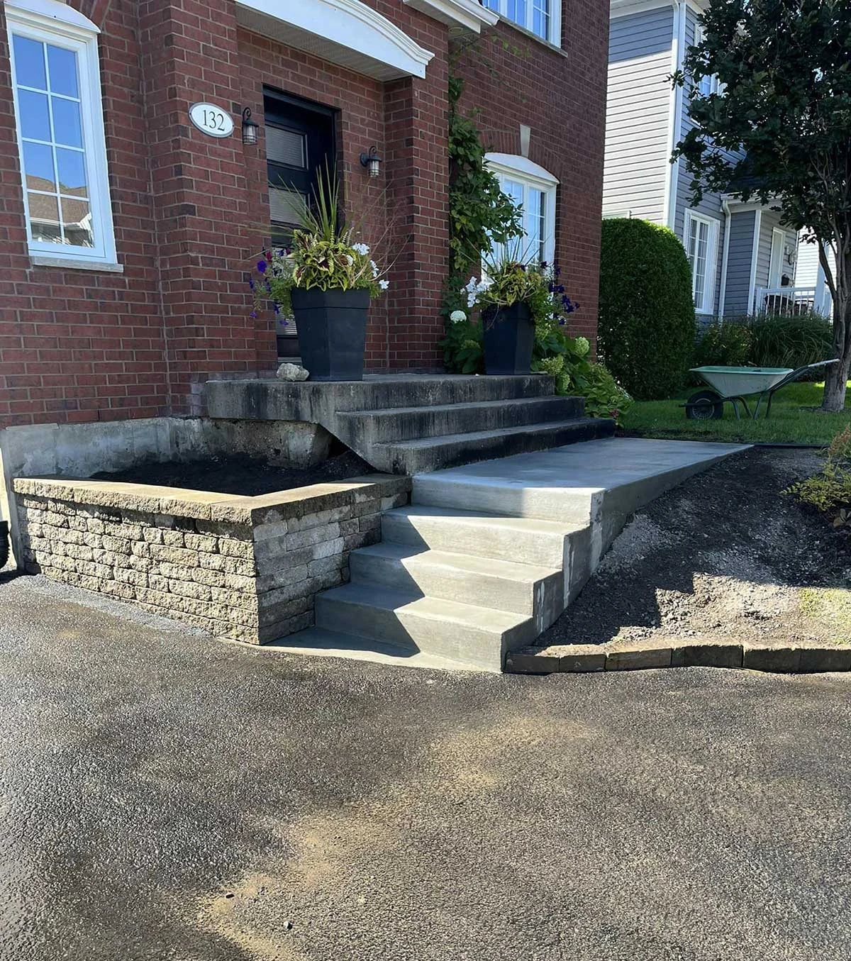 Muret de soutènement et marches en béton réalisés par Terrassement Primo à Québec