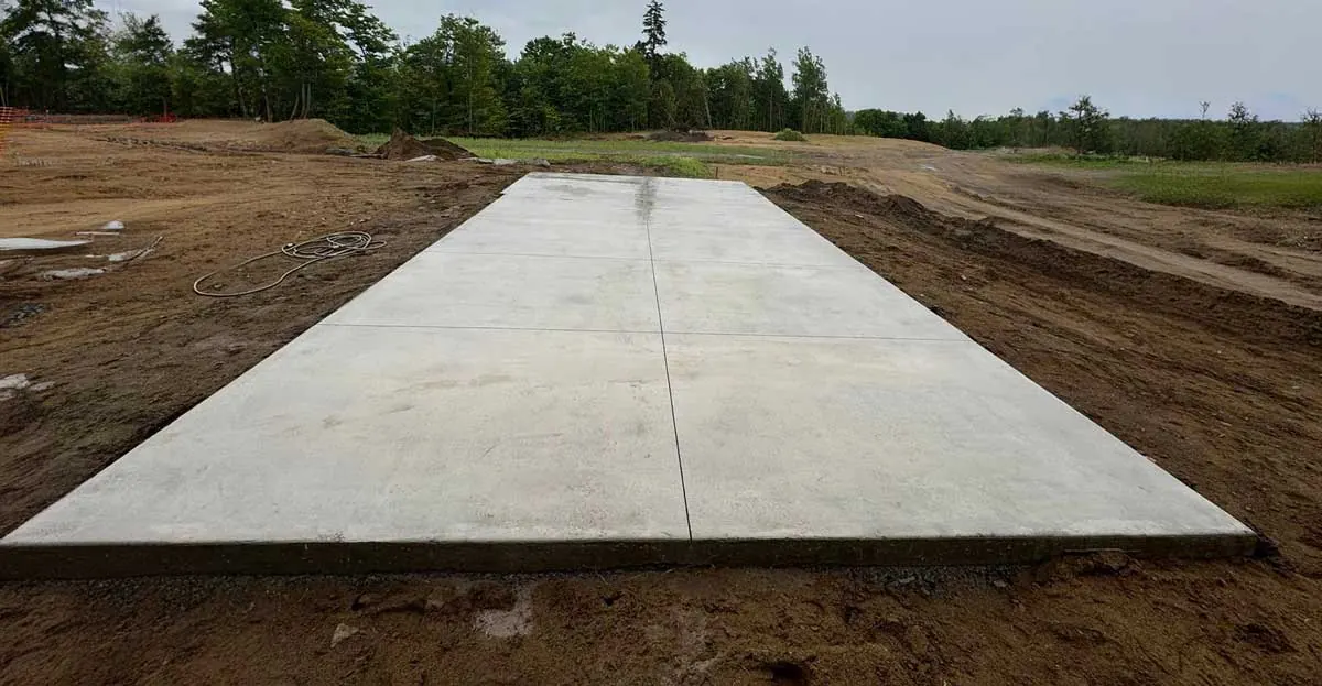Dalle de béton terminée avec joints de contrôle sur un terrain excavé dans la région de Québec